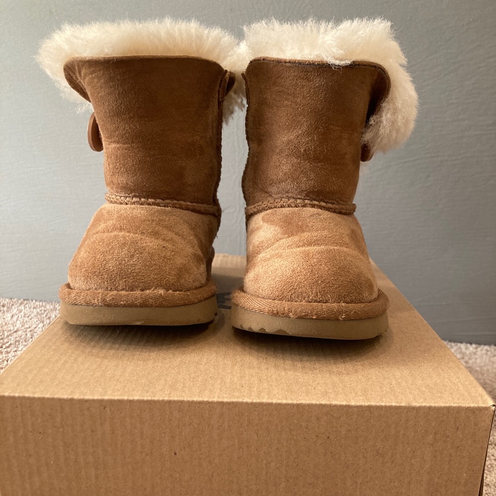 Toddler uggs size 6 Bailey button